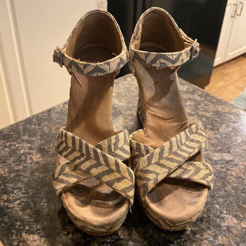 TOMS Wedge Sandals Ankle Strap Chevron Charcoal Striped Platform Wedge Heels 10